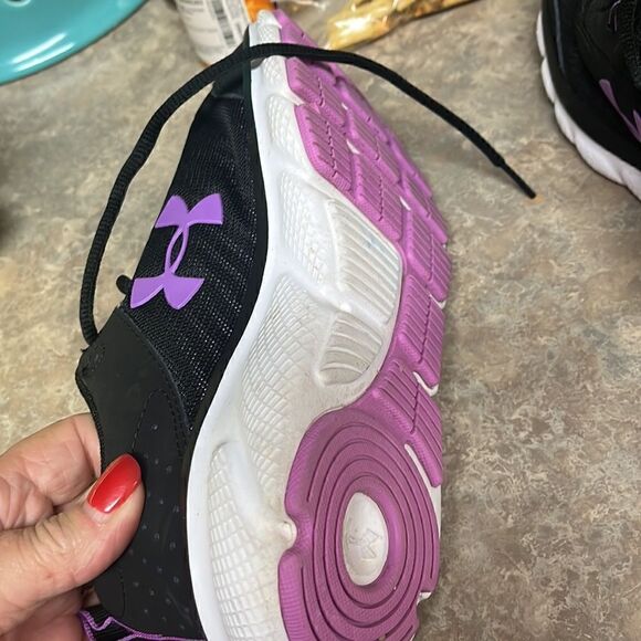 Under armor, tennis shoes - Picture 5 of 8